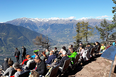 8 Das Knottnkino mit einmaliger Aussicht auf das Etschtal