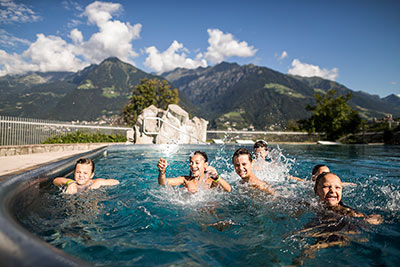 Baden im Freibad Schenna