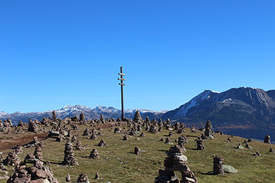 Stoanerne Mandln mit verschneiten Gipfeln der Sarntaler Alpen