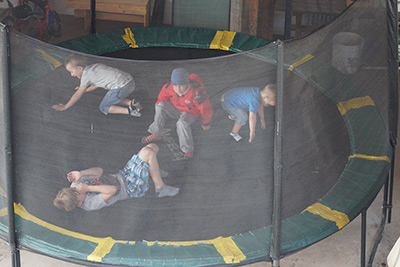 Spaß im überdachten Trampolin